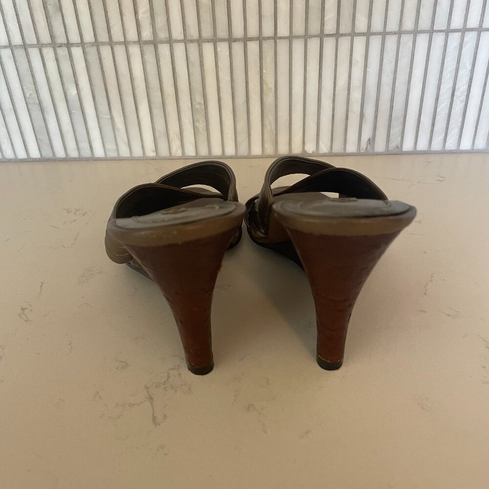 Bandolino Criss-Cross, Open Toe Wedge‎ Sandal, in Brown Leather, No Back, 6.5 - Picture 4 of 9